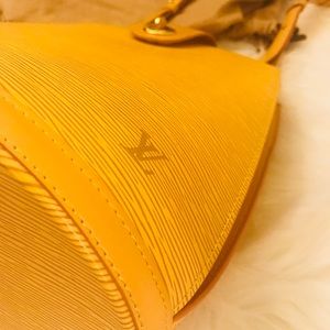 💥 Louis Vuitton Yellow Epi Shoulder Bag 💥